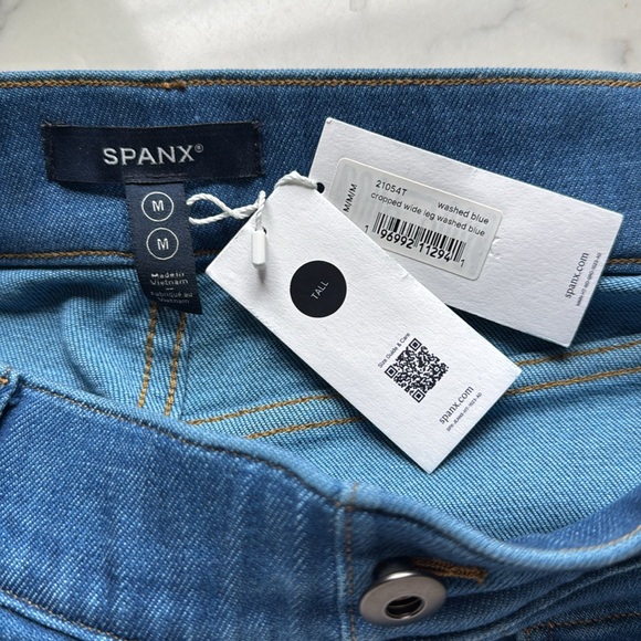 NWT Spanx cropped wide leg jean with patch pockets and tummy control - Picture 3 of 4